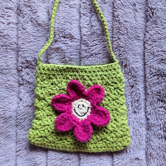 Handmade crochet smiley flower bag - Picture 7 of 7